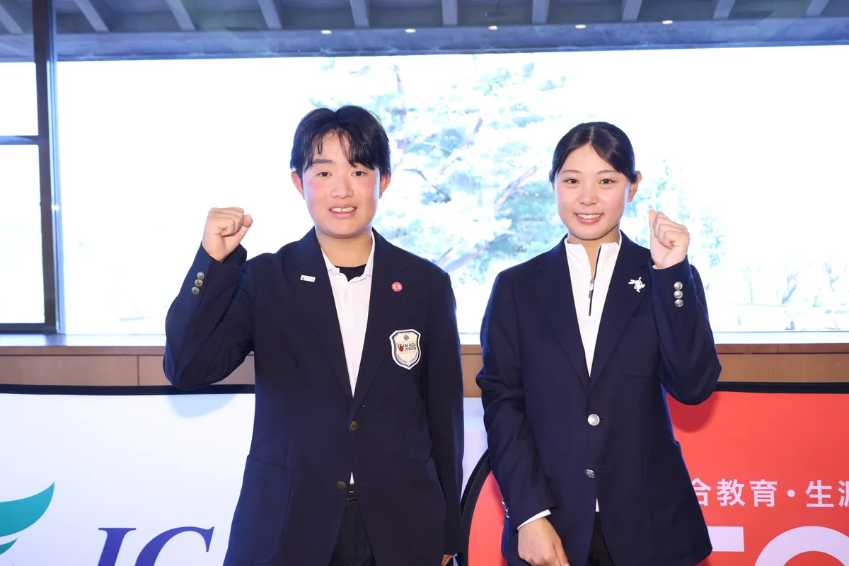 男女優勝者のガッツポーズ